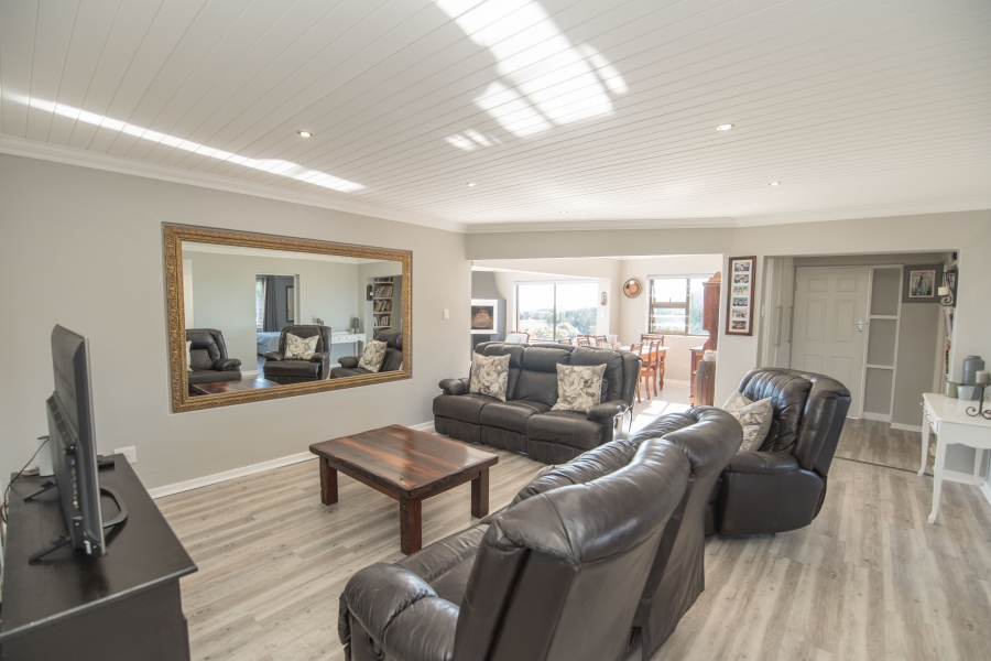 4 Bedroom Property for Sale in Clarendon Marine Eastern Cape